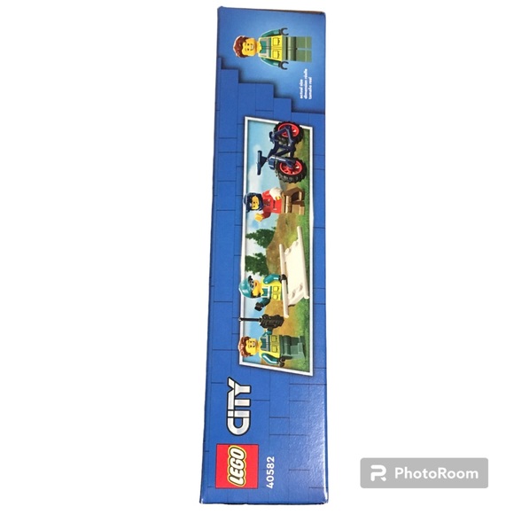 Lego City 4x4 Off-Road Ambulance Rescue Set (#40582) - Picture 3 of 7